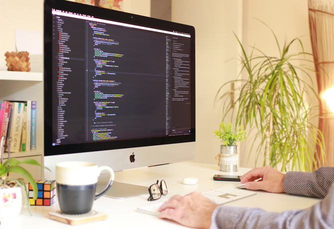 Portrait d'Olivier Leval, développeur web basé à Caen